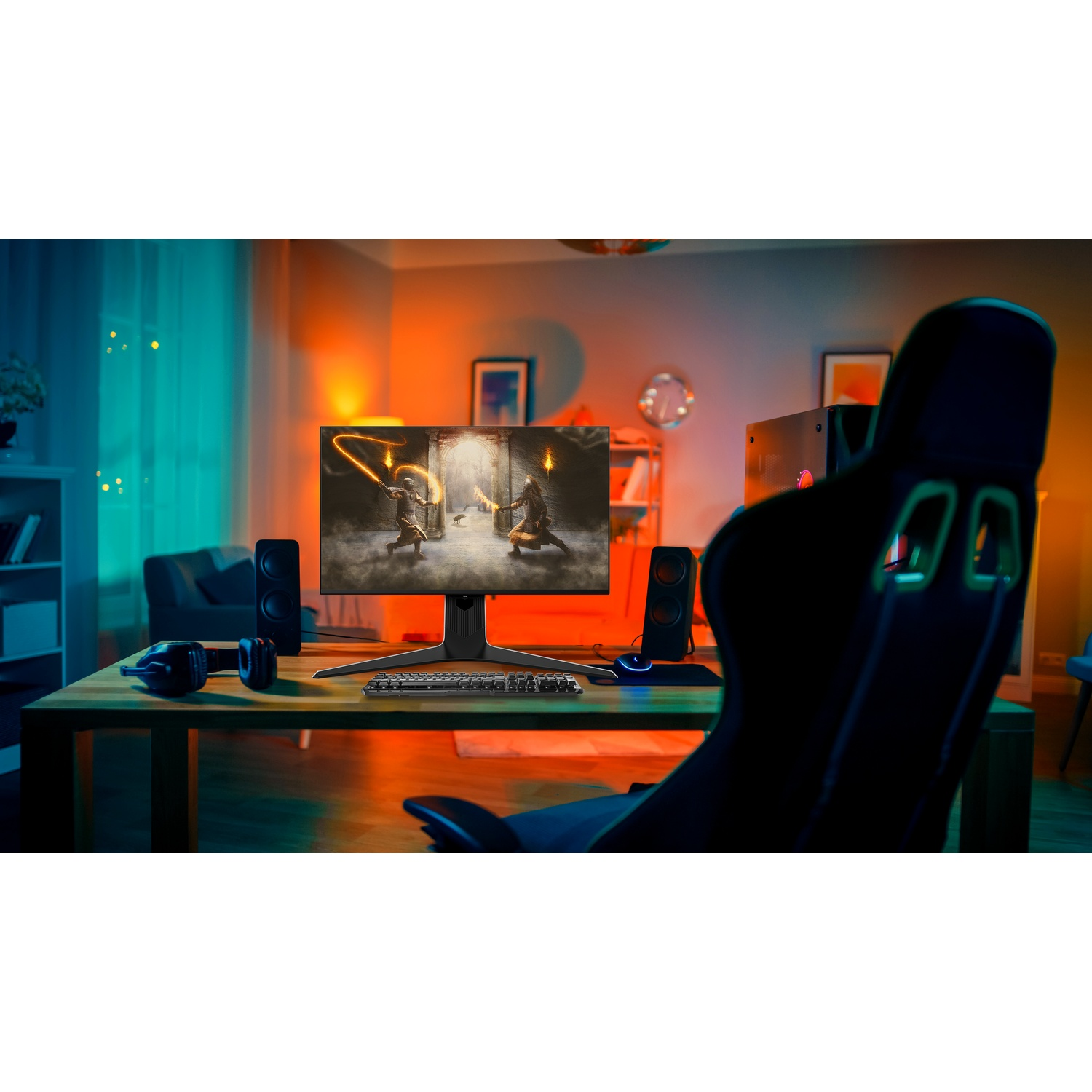Installation de jeu avec un écran affichant une scène de jeu. Haut-parleurs, clavier et casque sur le bureau. Une chaise de jeu devant.