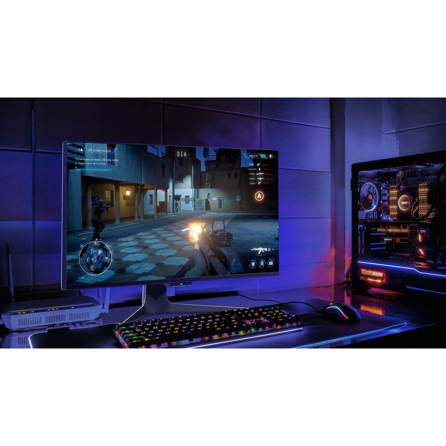 Une configuration de jeu avec un moniteur affichant un jeu. Il y a un clavier, une souris et un boîtier PC avec un intérieur lumineux.