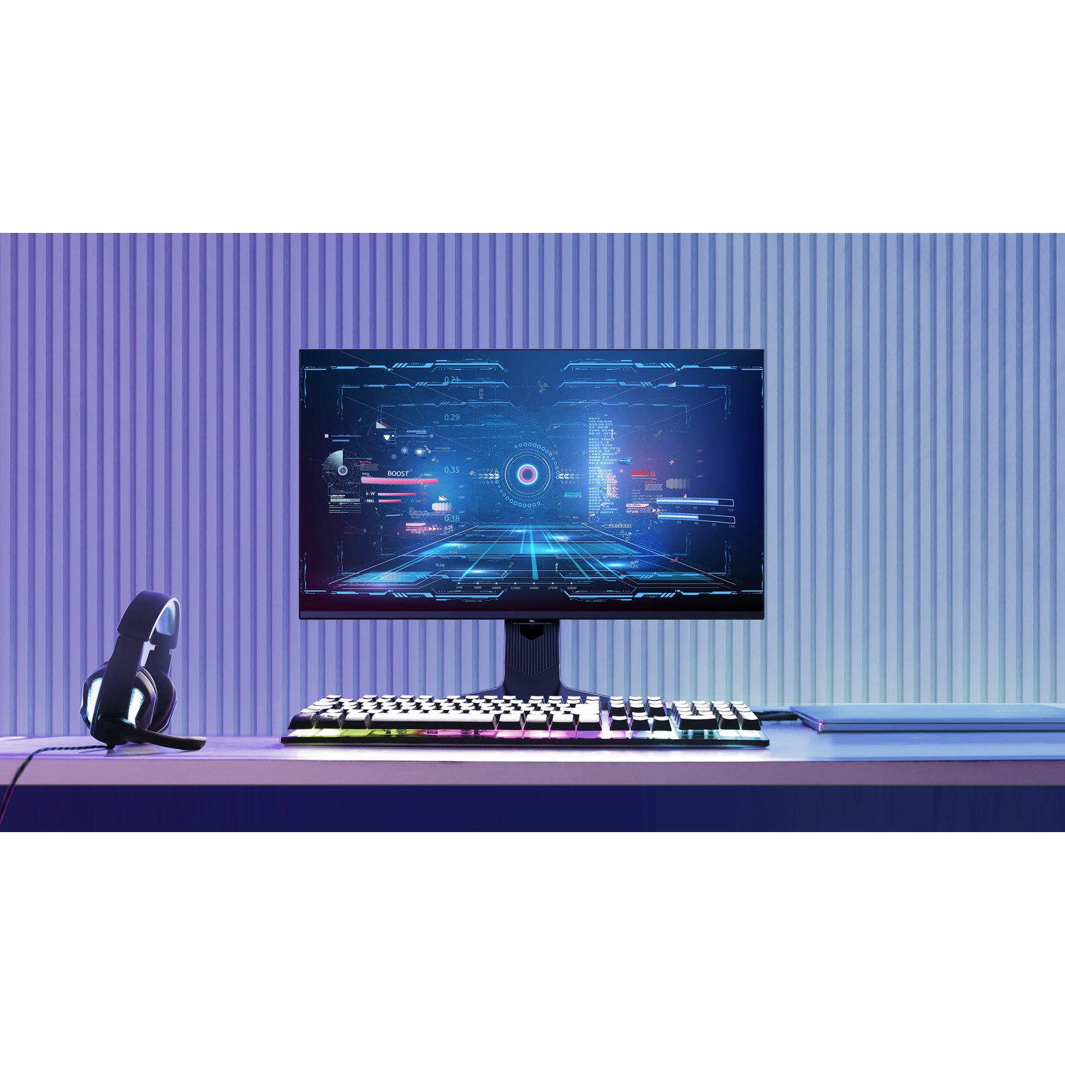 Une configuration de jeu avec un moniteur affichant des données, un clavier, un casque et un mur rayé violet en arrière-plan.