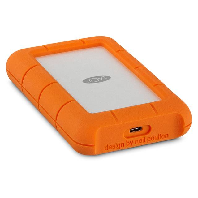 Un disque dur externe orange sur une surface blanche. Il a un centre blanc avec le mot 'LACIE' et 'design by neil poulton'.