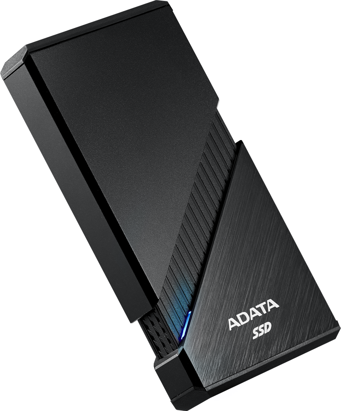 Vista angolata di un SSD ADATA nero. Il dispositivo ha una superficie strutturata con il marchio visibile.