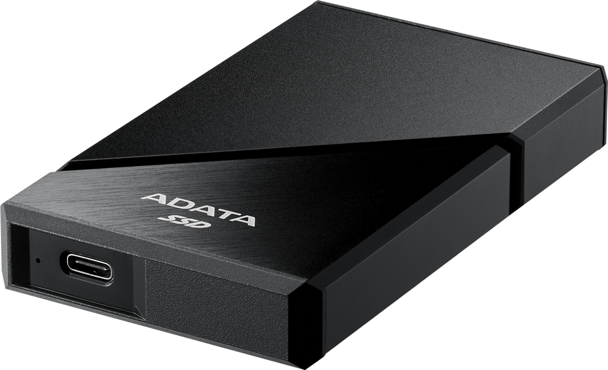 Un'unità SSD ADATA nera con porta USB-C, angolata su una superficie scura. Il marchio e SSD sono visibili.