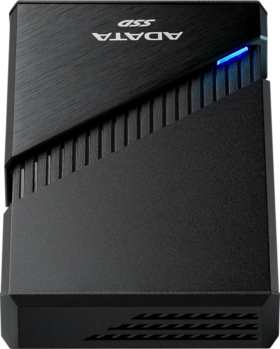SSD ADATA nero con testo argentato. Ha una superficie strutturata e luce blu. Il fondo ha fessure di ventilazione. Design elegante e rettangolare.