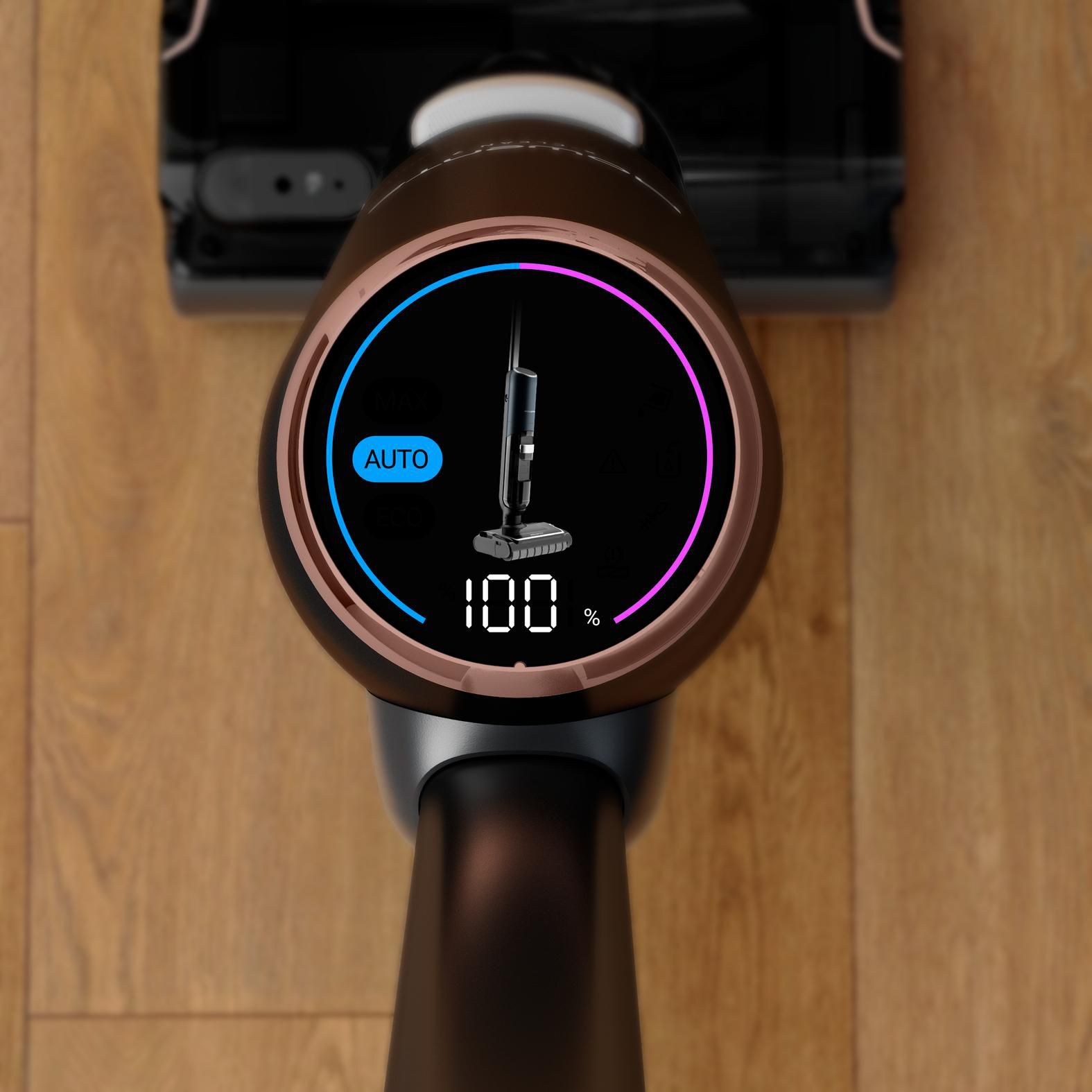 Nahaufnahme des Staubsauger-Displays mit 100 % Akku und dem Wort 'AUTO'.