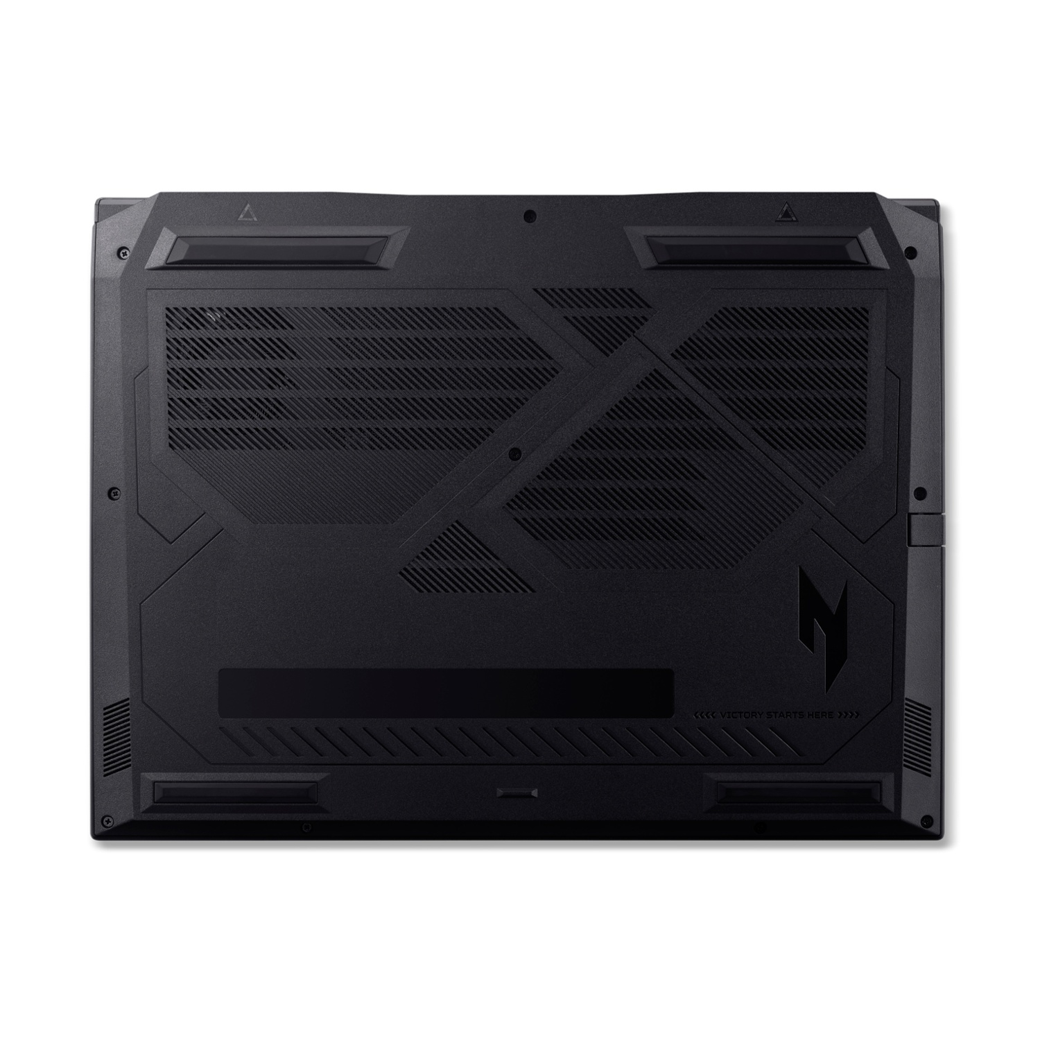 Parte inferiore nera di un laptop con prese d'aria e logo. Il testo recita 'VICTORY STARTS HERE'. Viti e forme geometriche visibili.