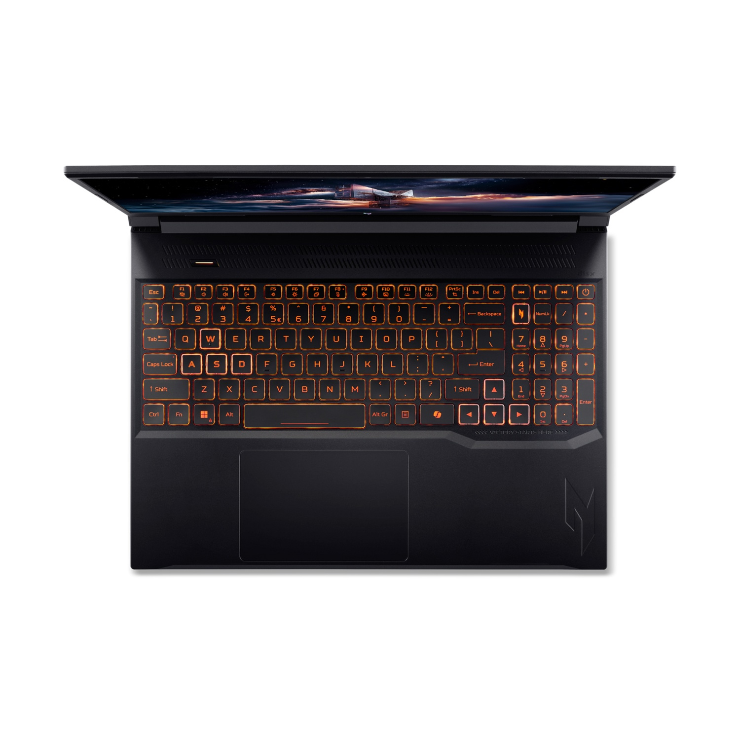 Laptop nero con tastiera retroilluminata arancione. Schermo aperto, mostra un paesaggio. Sfondo bianco.