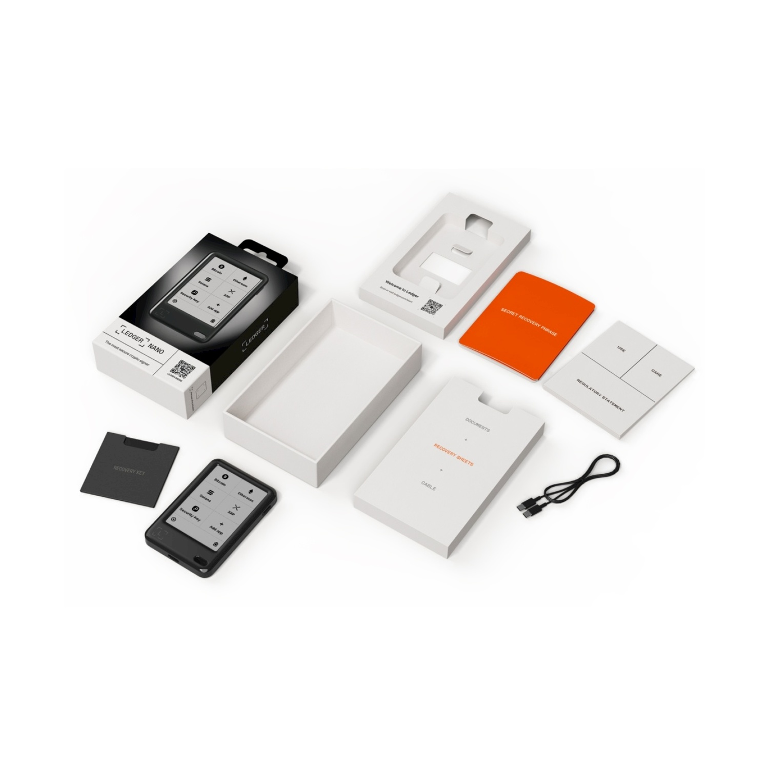 Portafoglio hardware Ledger Nano e accessori su bianco. Include scatola, chiave di ripristino, documenti, cavo USB e scheda arancione.