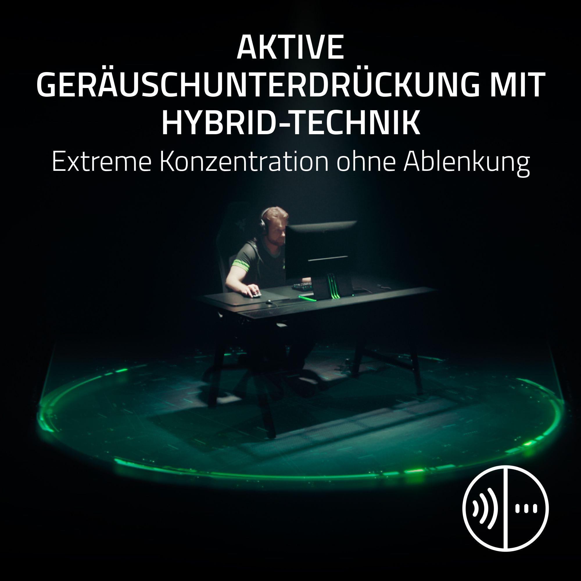 Ein Mann mit Kopfhörern am Schreibtisch, der an einem Computer spielt, mit Text oben. Ein grüner Lichtkreis ist davor.
