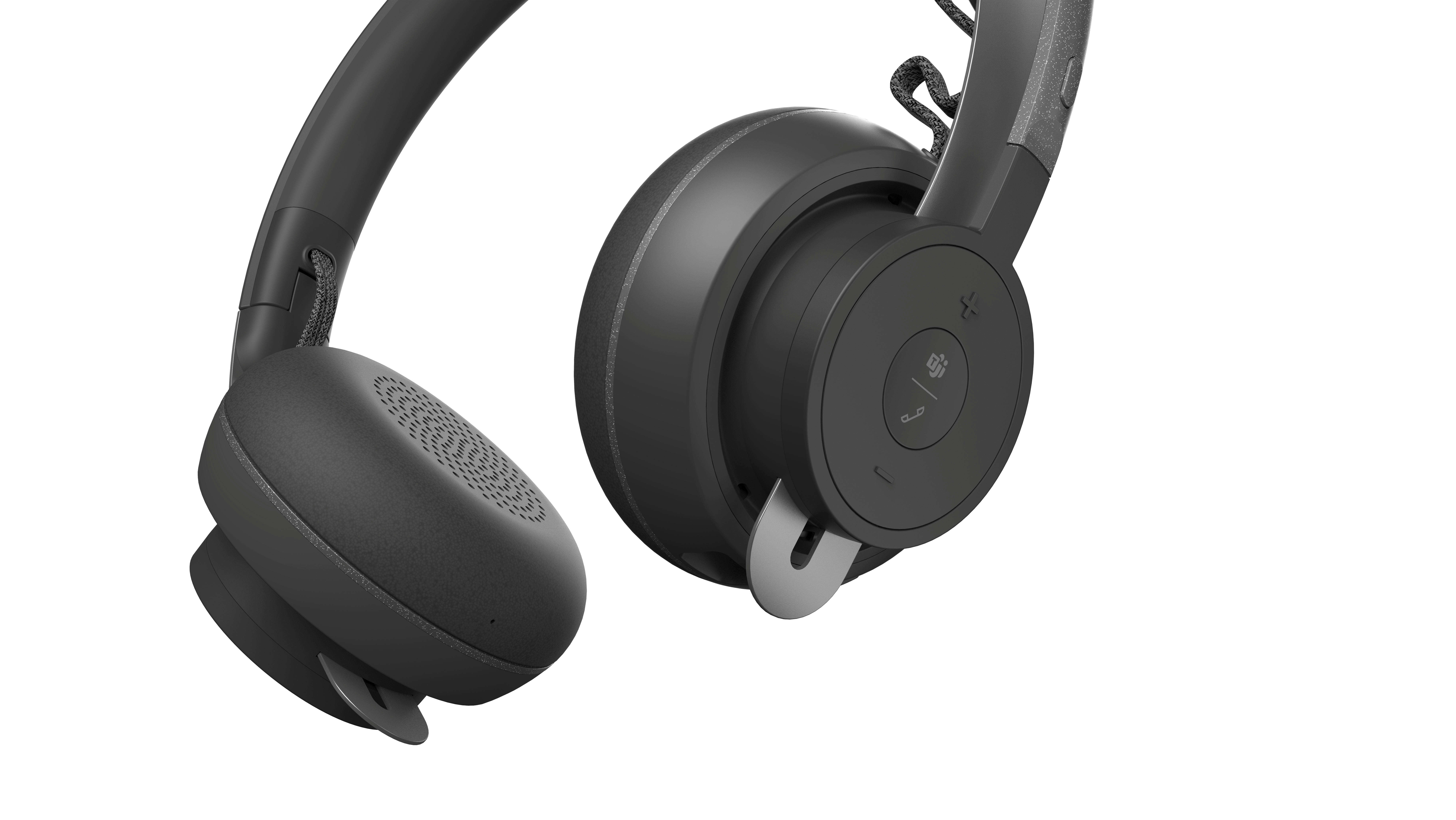 Nahaufnahme eines schwarzen Headsets. Das Headset befindet sich auf weißem Hintergrund. Knöpfe und ein Mikrofon sind sichtbar.