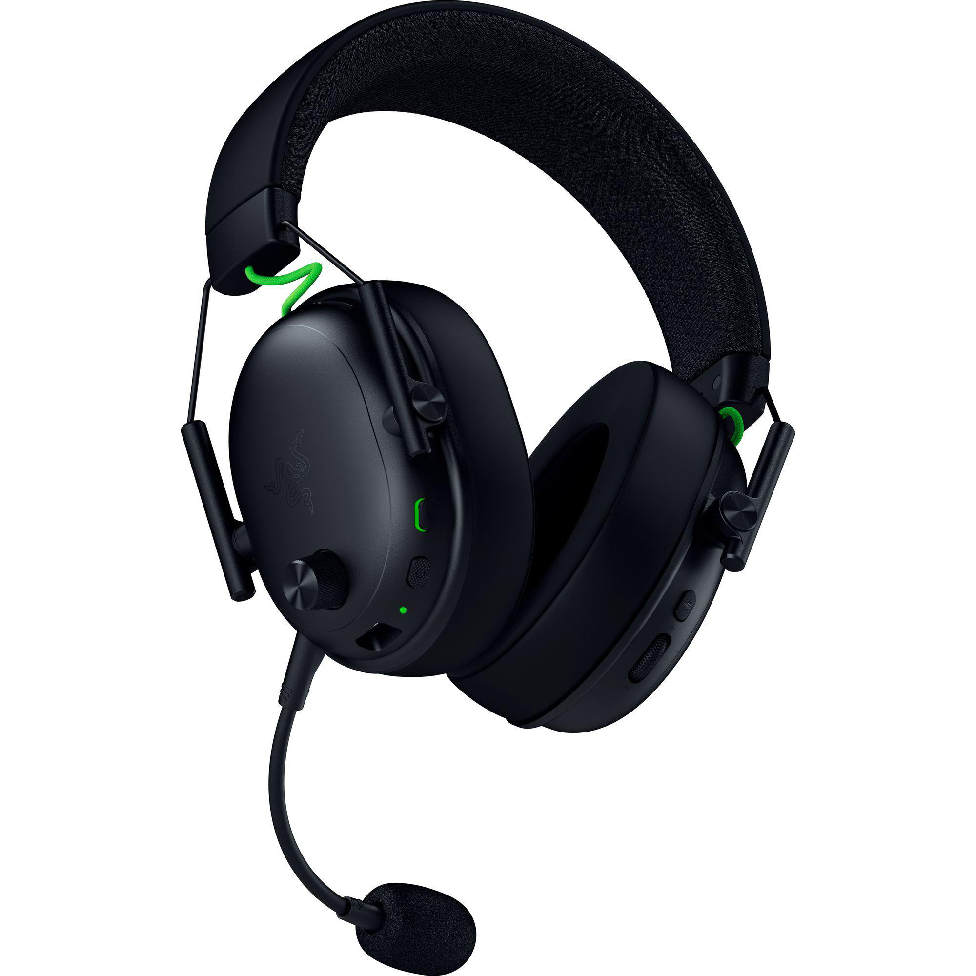 Schwarzes Razer-Gaming-Headset mit Mikrofon. Grüne Akzente an Stirnband und Ohrmuscheln. Isoliert auf weißem Hintergrund.