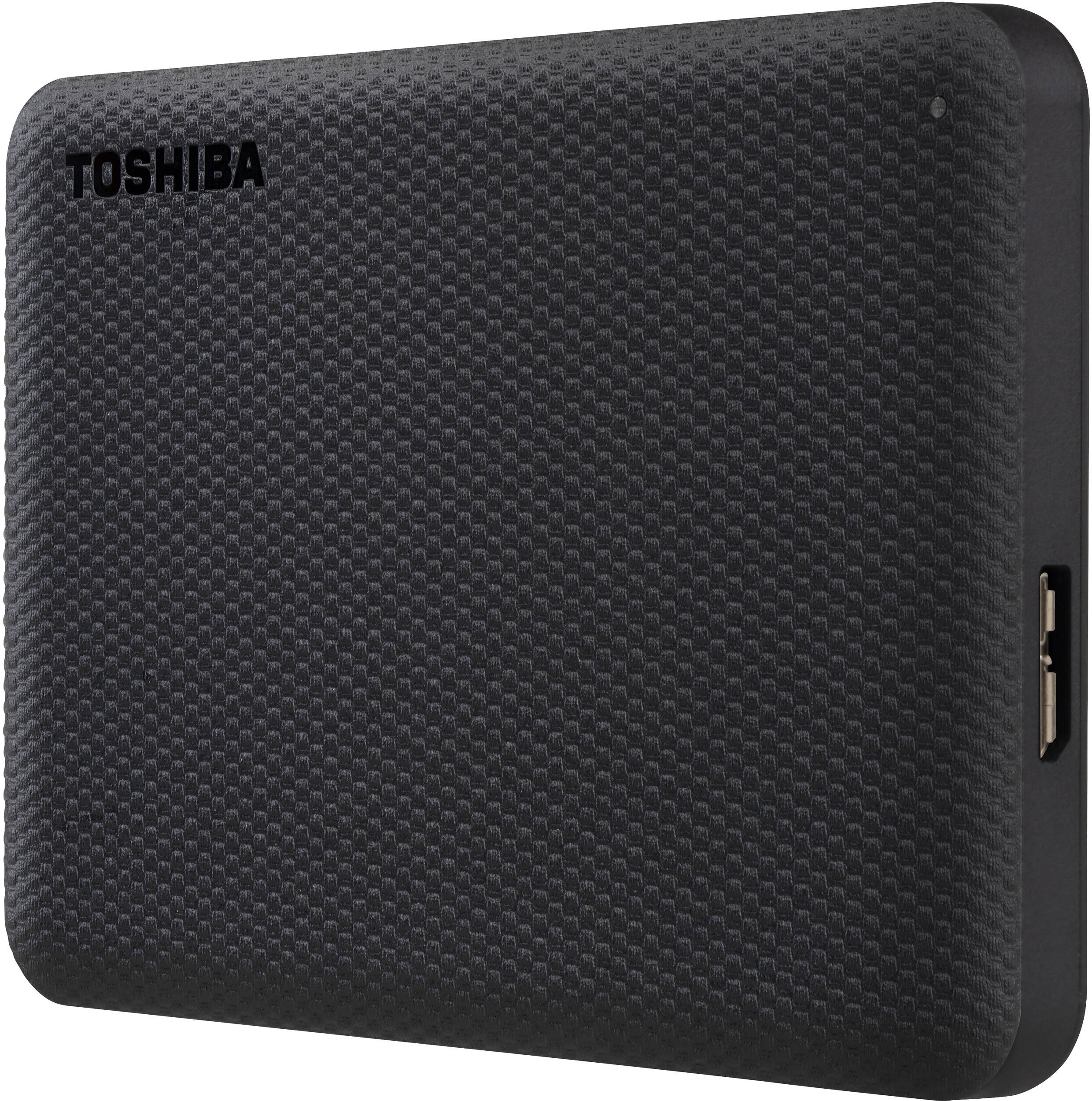 Disque dur externe Toshiba noir. Surface texturée avec le nom de la marque. Port USB sur le côté.