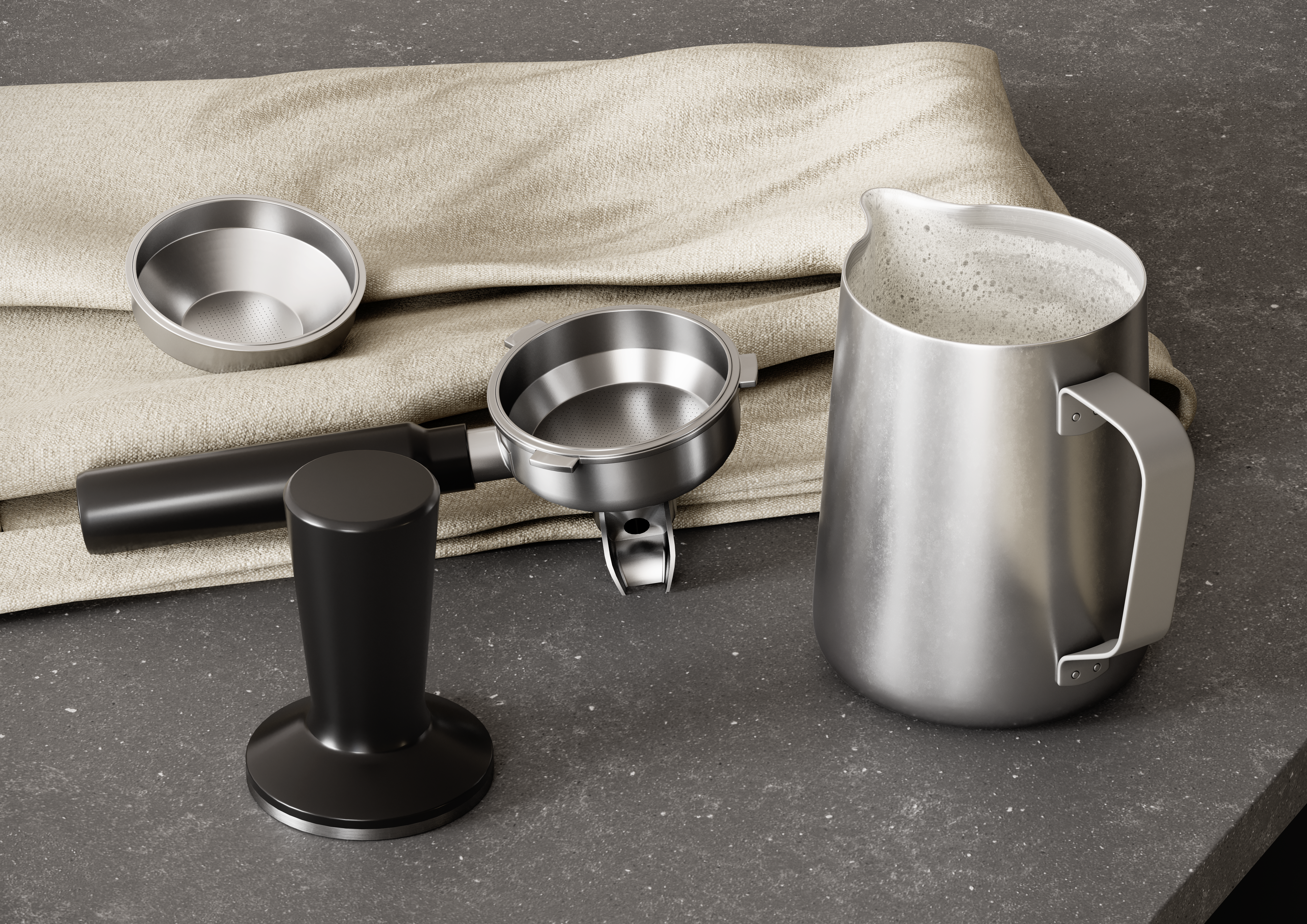 Zestaw do espresso: kolba, ubijak, dzbanek na mleko i uchwyt na ciemnej powierzchni, beżowe tło.