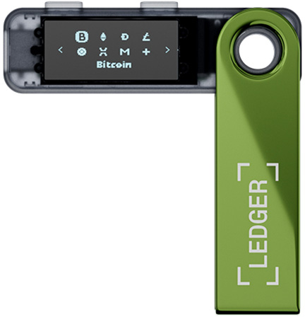 Ein grünes Ledger-Hardware-Wallet. Ein Bildschirm zeigt Bitcoin und andere Kryptowährungssymbole. Das Wort 'Ledger' ist aufgedruckt.