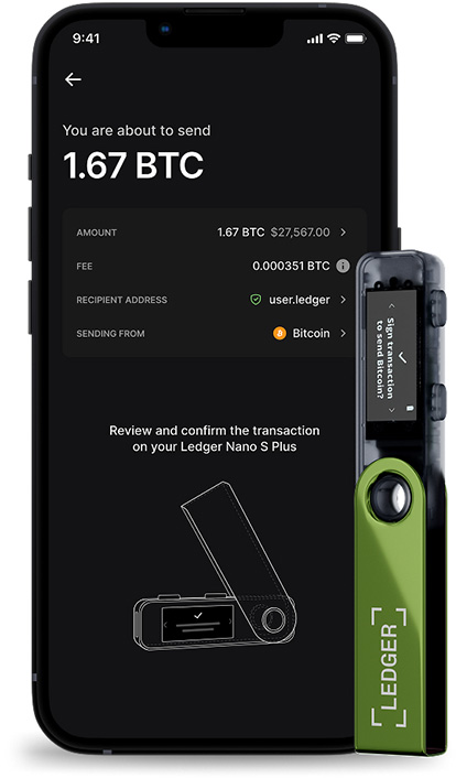 Ein Telefon zeigt eine Bitcoin-Transaktion an, verbunden mit einem Ledger Nano S Plus. Der Ledger ist grün und schwarz, mit einem Bildschirm.