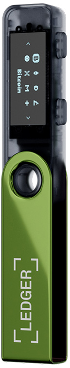 Ein Ledger-Hardware-Wallet. Das Gerät ist grün und schwarz. Der Bildschirm zeigt Bitcoin-Informationen an. Das Wort LEDGER ist sichtbar.