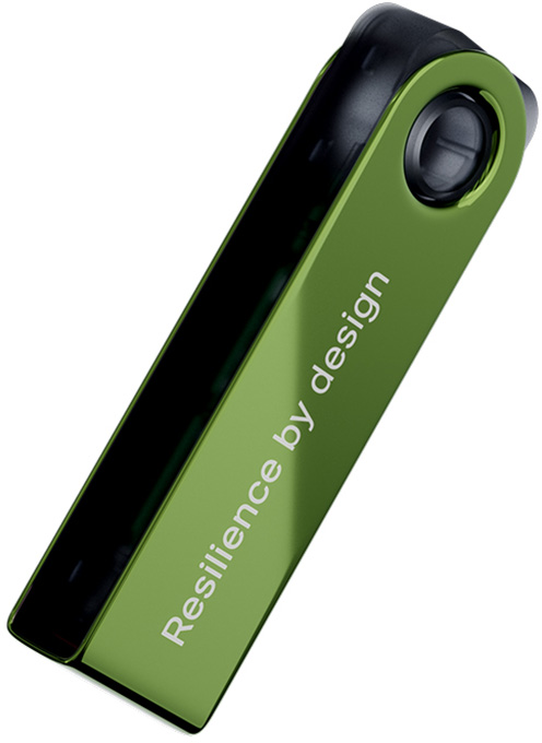 Grünes und schwarzes Gerät mit dem Text 'Resilience by design'. Es hat ein abgerundetes Design, möglicherweise eine Hardware-Wallet.