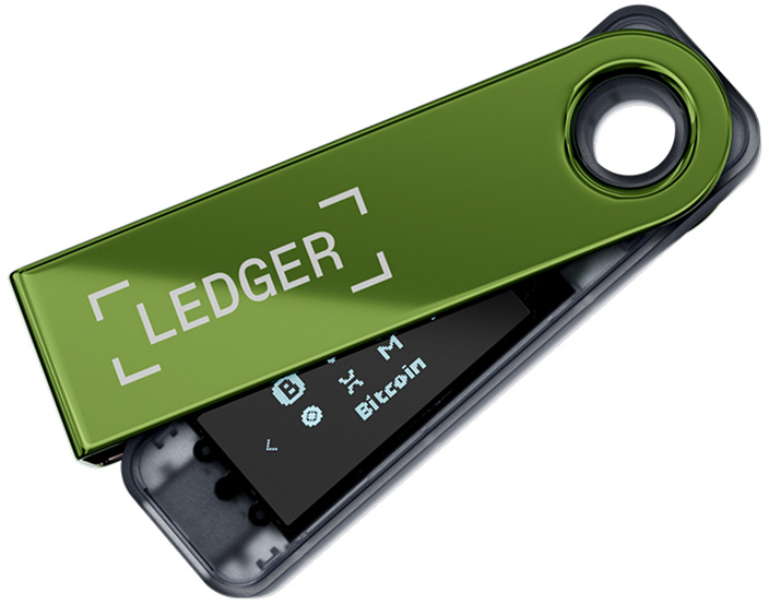 Ein grünes Ledger-Hardware-Wallet. Die Oberseite ist geöffnet und zeigt einen Bildschirm mit Text. Das Ledger-Logo ist sichtbar.