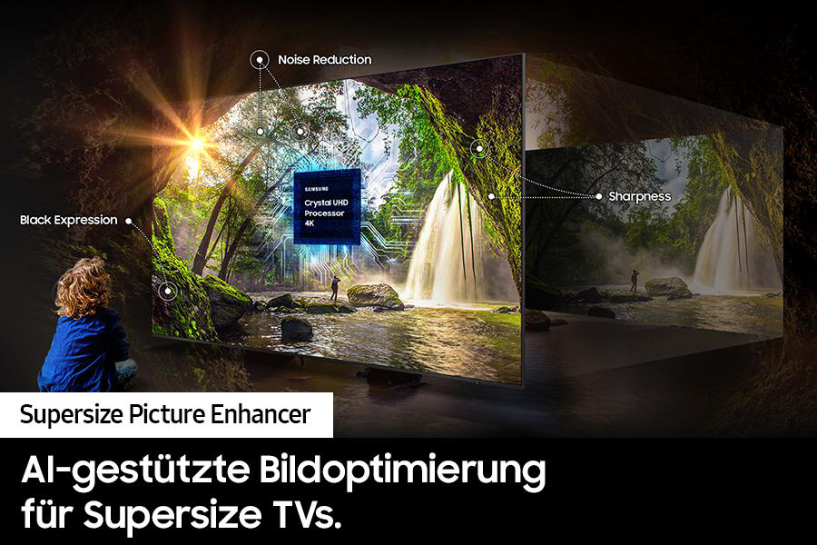 Ein Junge sitzt und betrachtet einen Fernseher, der eine Wasserfallszene zeigt. Text hebt Funktionen wie 'Rauschunterdrückung' hervor.
