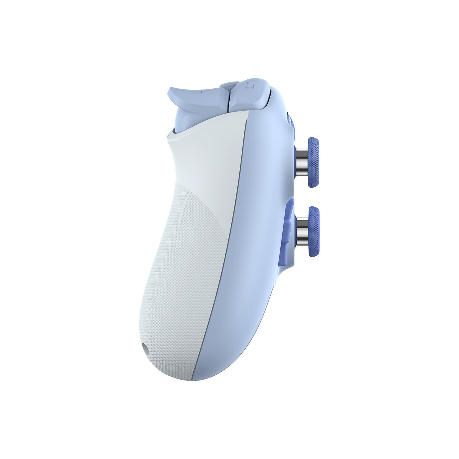 Ein hellblau-weißer Gamecontroller. Er hat zwei Daumensticks und Knöpfe. Der Hintergrund ist weiß.