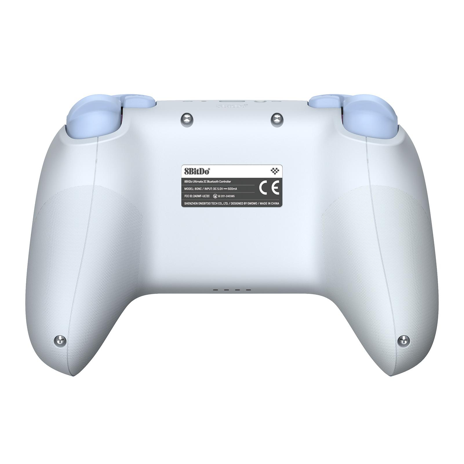 Rückseite eines weißen 8BitDo Ultimate 2C Bluetooth-Controllers. Es hat hellblaue Knöpfe. Text und CE-Zeichen sind sichtbar.