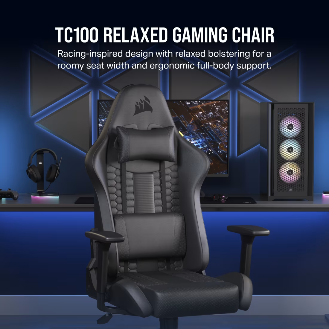 Schwarzer Gaming-Stuhl in einem Gaming-Setup. Ein Computergehäuse, Monitor, Kopfhörer und Schreibtisch sind im Hintergrund sichtbar.