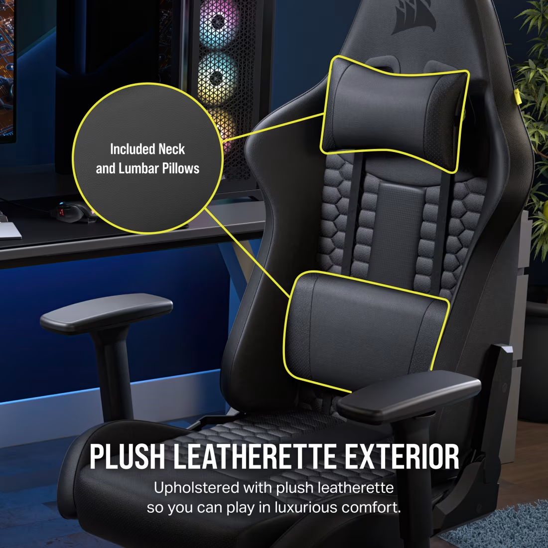 Schwarzer Gaming-Stuhl mit Nacken- und Lendenkissen. Mit plüschigem Kunstleder. Im Hintergrund ein Computer und ein Schreibtisch.