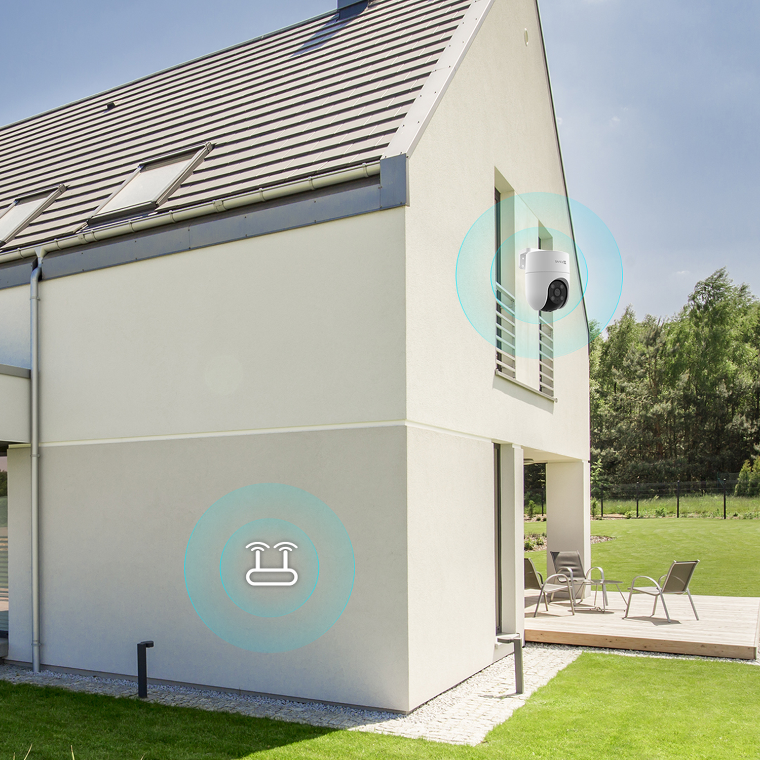 Een wit huis met een beveiligingscamera. Een signaalpictogram staat op de muur. Groen gazon en houten terras.