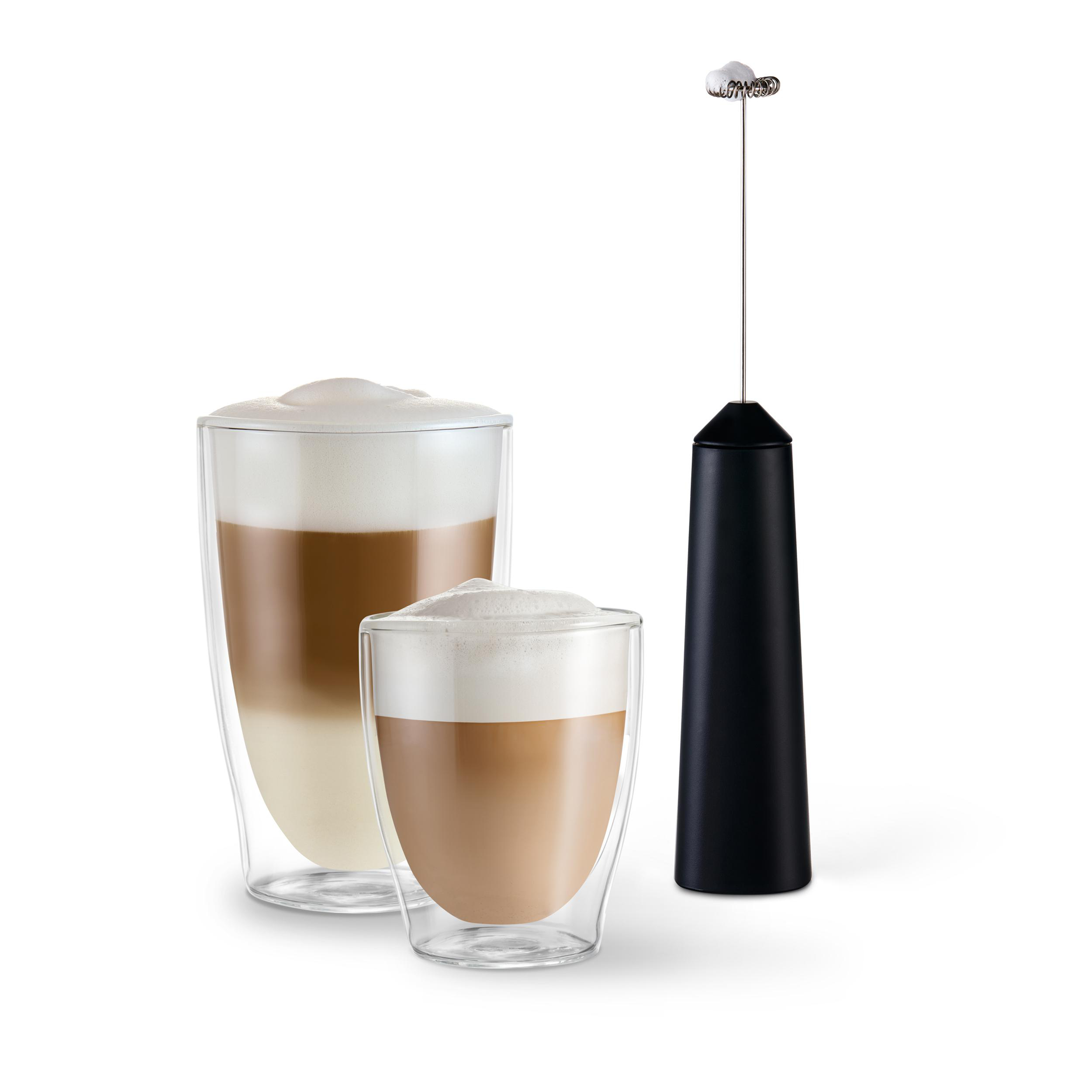 Das Bild zeigt zwei Latte Macchiato in klaren Gläsern, eines mit einem Milchaufschäumer. Die Getränke sind geschichtet.