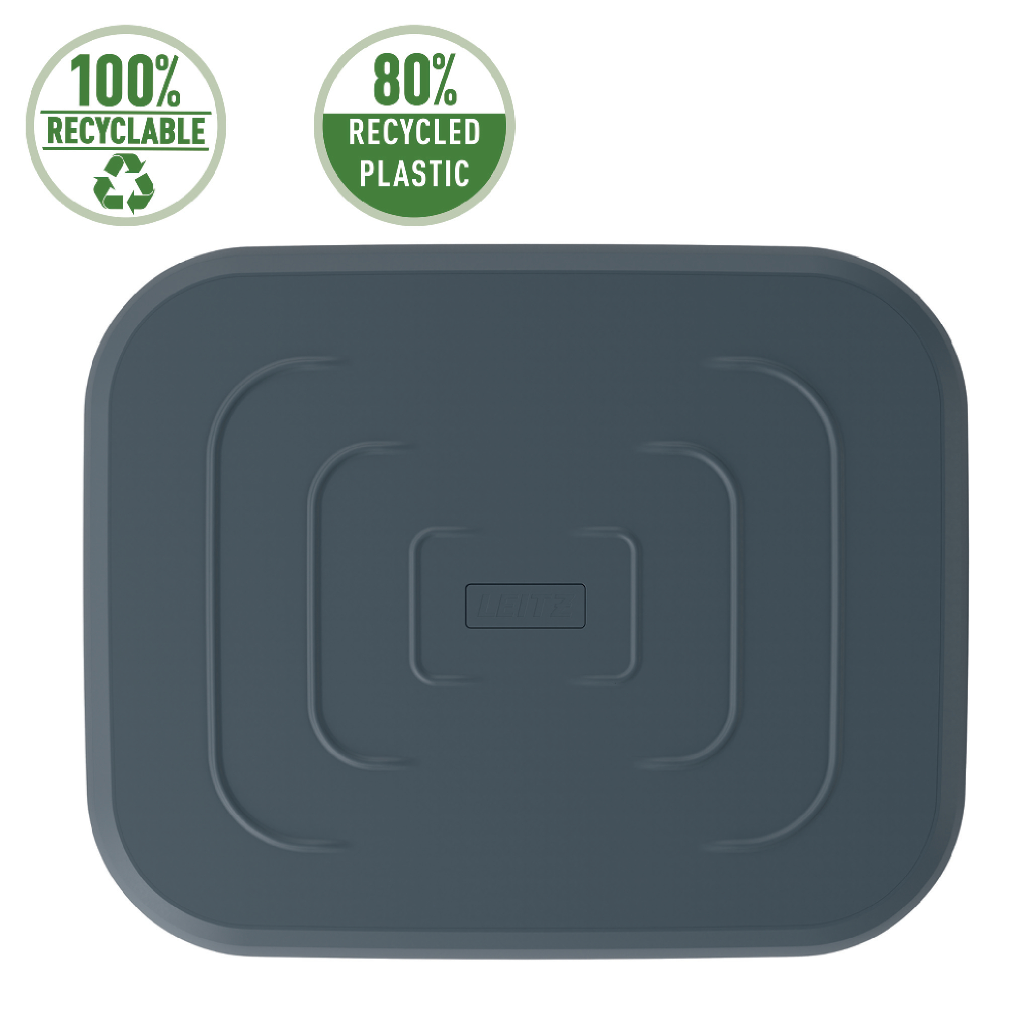 Ein grauer, rechteckiger Deckel mit abgerundeten Ecken. Zwei grüne Kreissymbole weisen auf Recyclingfähigkeit und Recyclingkunststoff hin.