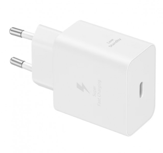 Egy fehér Samsung töltő két csatlakozóval. USB-C porttal rendelkezik, és a 'Super Fast Charging' felirat látható rajta.