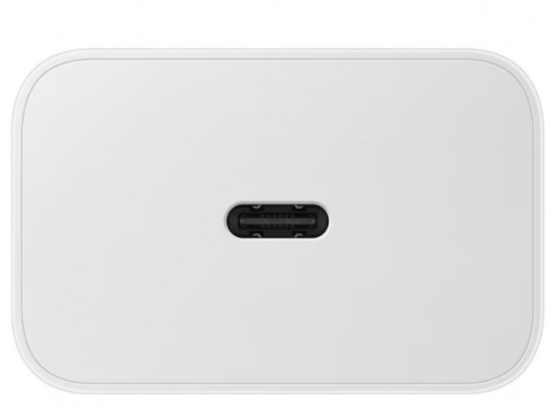 Egy fehér, lekerekített sarkú téglalap alakú töltő, közepén USB-C porttal.