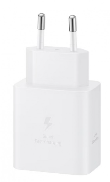 Egy fehér telefontöltő két ezüst hegyű csatlakozóval. Elöl a 'Super Fast Charging' felirat és egy villám szimbólum látható.