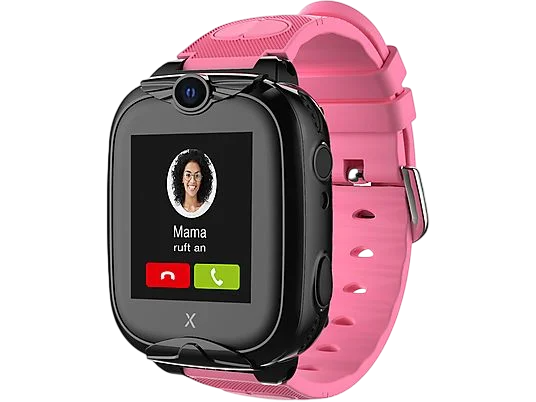 Eine Smartwatch mit pinkfarbenem Armband. Der Bildschirm zeigt ein Foto einer Frau und den Text "Mama ruft an". Es gibt Anruftasten.