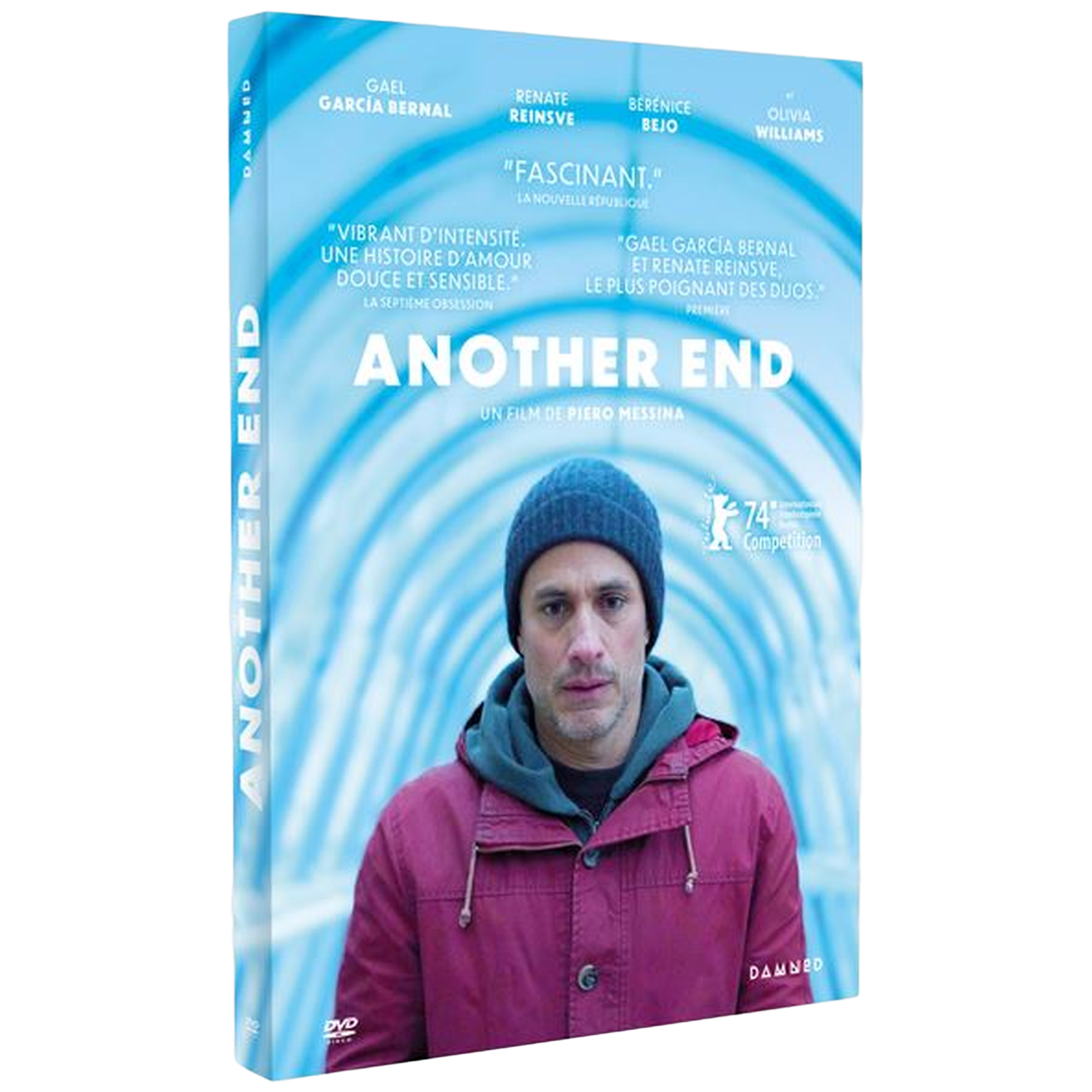 DVD-hoes van 'Another End'. Een man met een muts en rode jas kijkt de kijker aan. Filmtitel en acteursnamen staan vermeld.