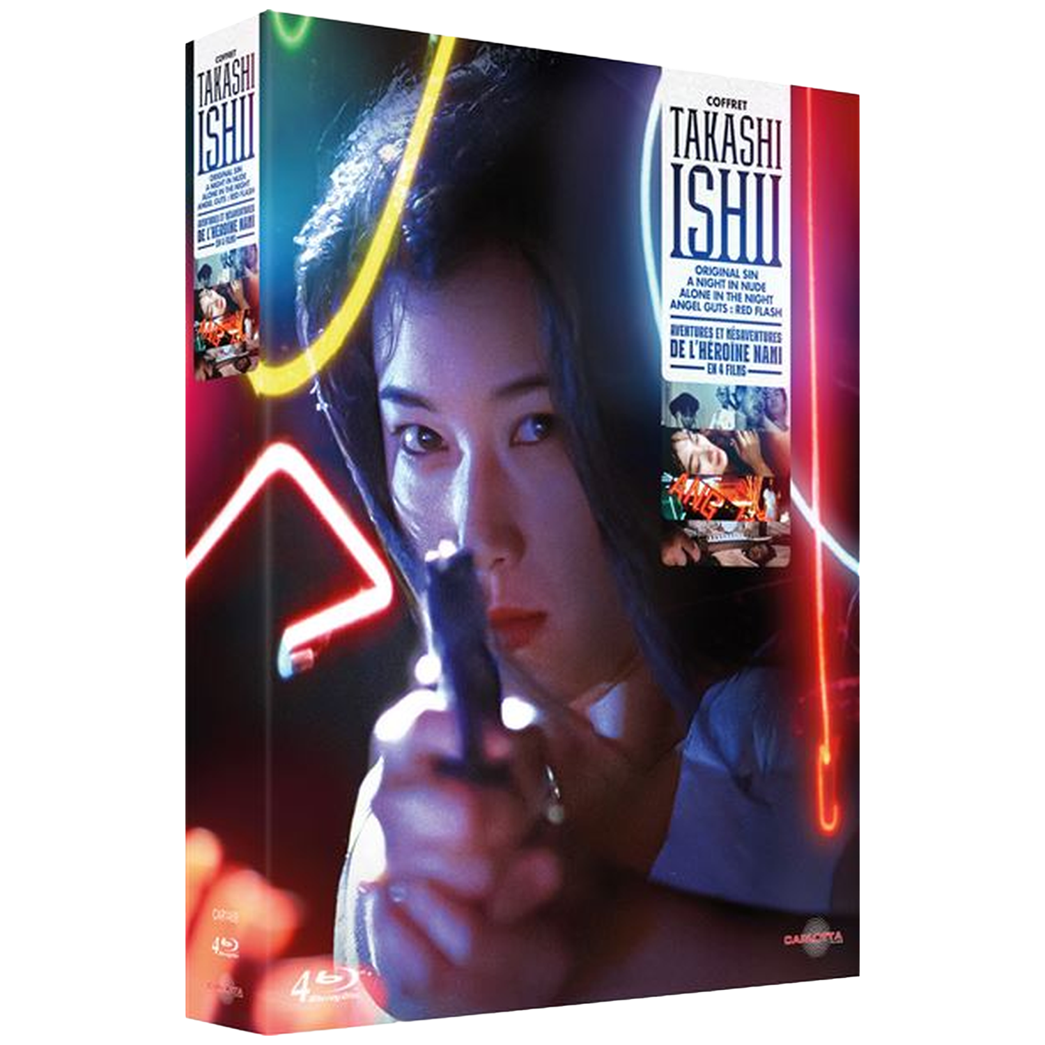 Une femme aux cheveux noirs tient un pistolet, concentrée. La couverture d'un coffret DVD derrière elle affiche un titre et de petites images.