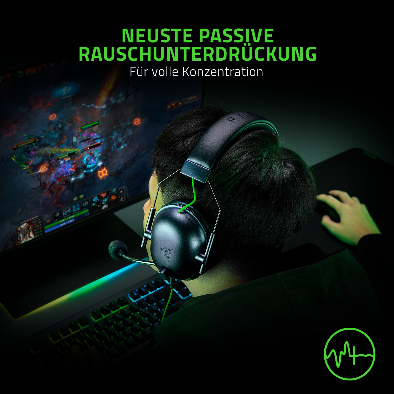 Eine Person mit Headset spielt ein Videospiel am Computer. Text: 'Neueste passive Rauschunterdrückung.' Ein Razer-Logo ist sichtbar.
