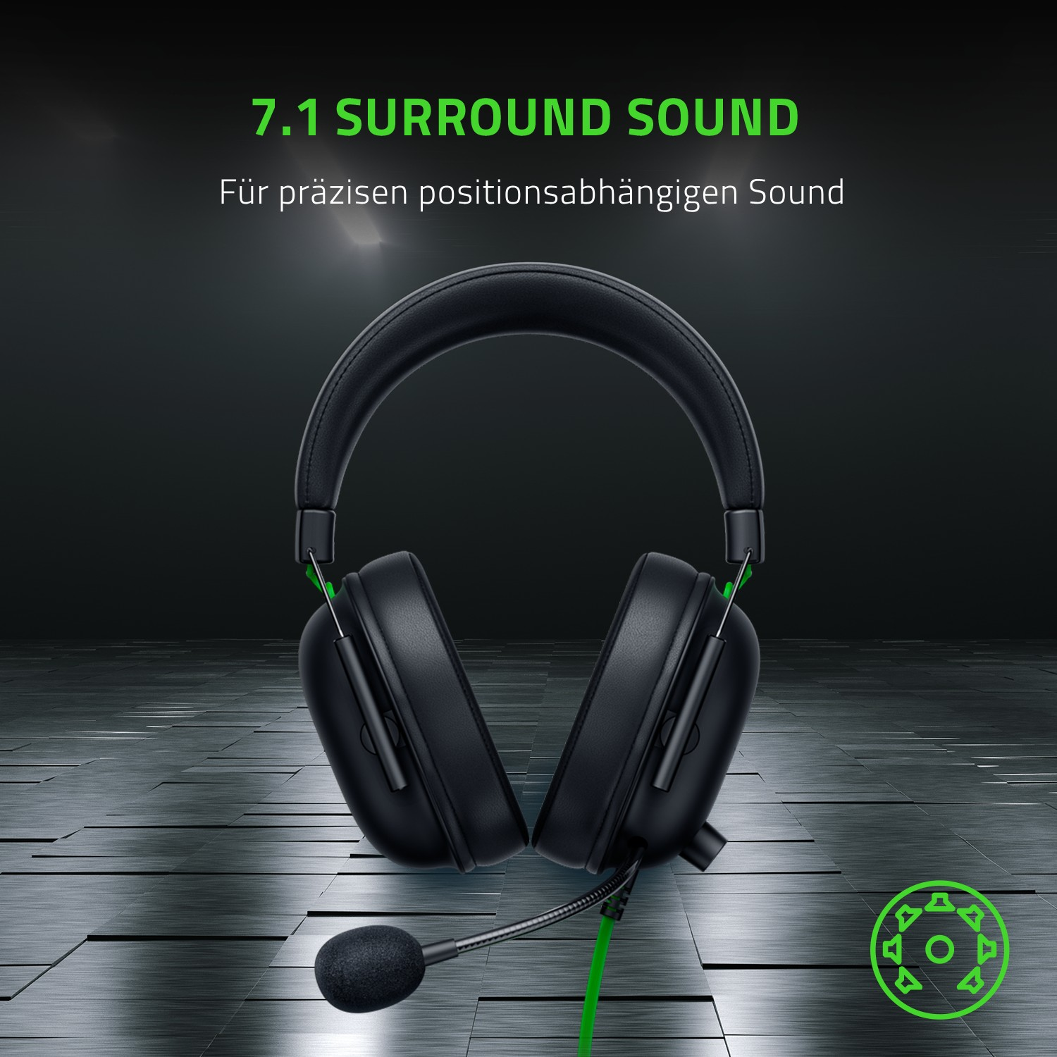 Schwarzes Gaming-Headset mit grünen Akzenten, Mikrofon und 7.1 Surround Sound-Text auf strukturiertem Hintergrund.