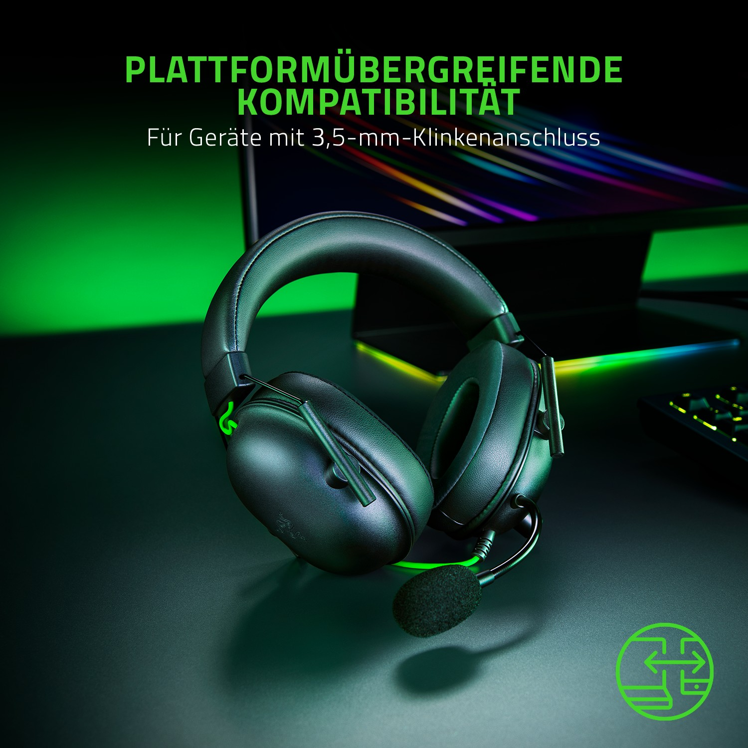 Schwarzes Gaming-Headset mit Mikrofon. Der Hintergrund hat einen grünen Farbverlauf mit deutschem Text. Im Hintergrund ist eine Tastatur zu sehen.