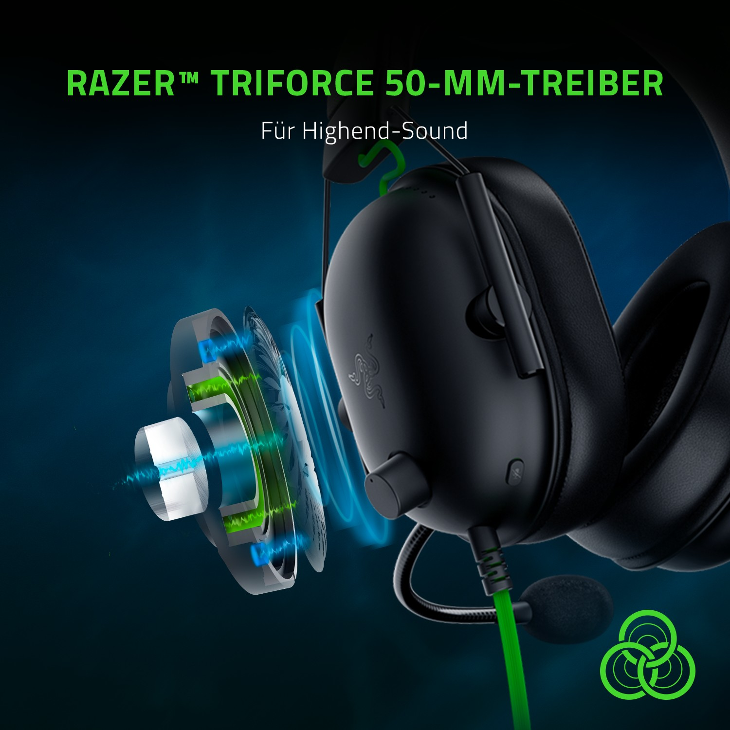 Schwarzes Razer-Headset mit grünen Akzenten, das den Triforce 50-mm-Treiber zeigt. Der Hintergrund ist dunkelblau.