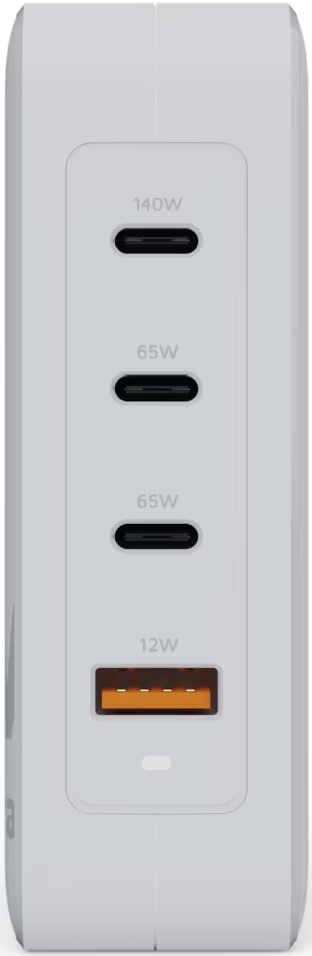 Weißes Ladegerät mit vier Anschlüssen: 140 W, zwei 65 W und 12 W. Anschlüsse sind schwarz und orange. Weißer Hintergrund.