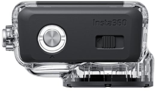 Caméra noire Insta360 dans un boîtier étanche transparent, avec un bouton argenté, un curseur et le logo Insta360.