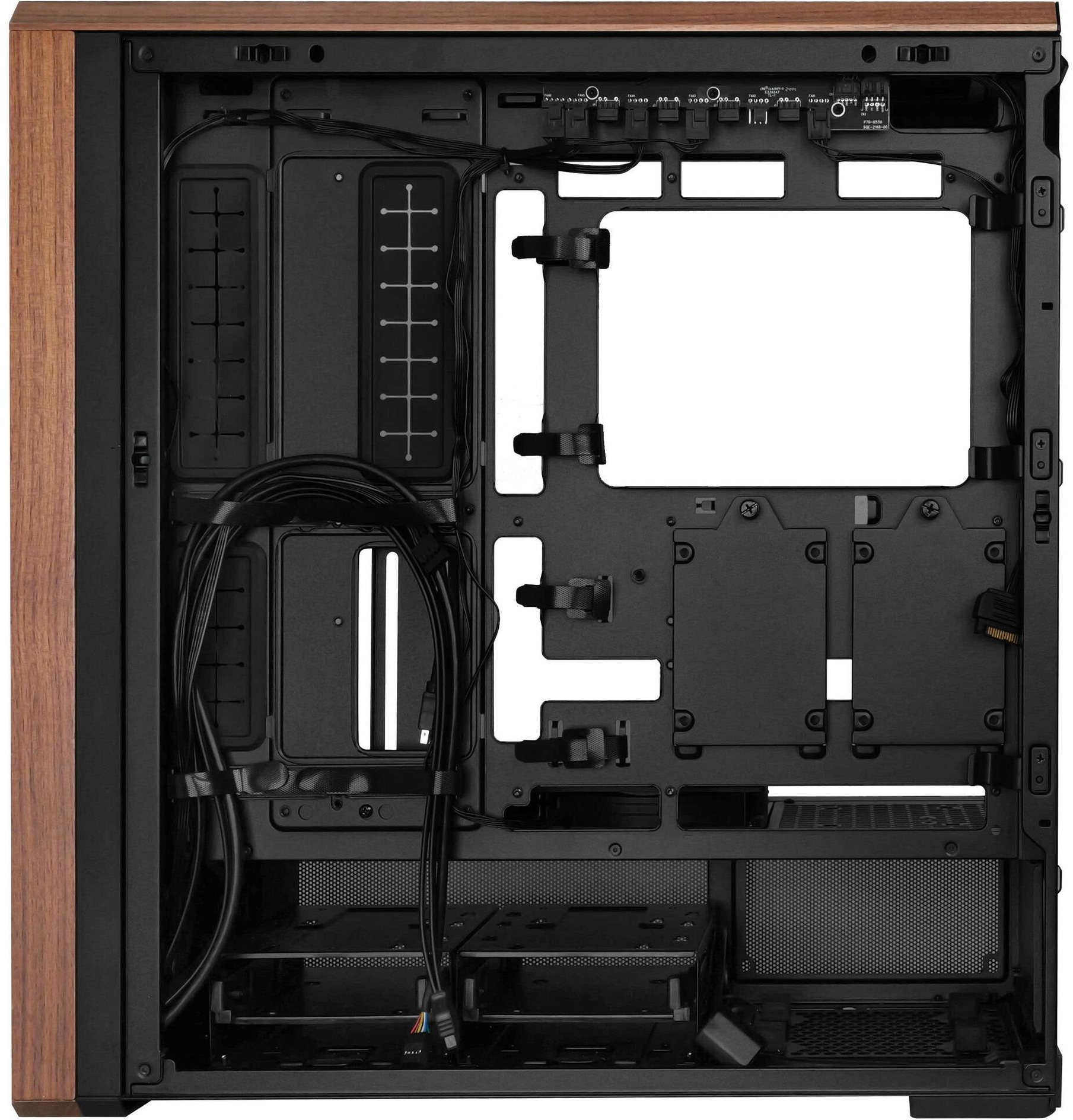 Vue intérieure d'un boîtier d'ordinateur, intérieur noir, extérieur grain de bois. Fils, compartiments métalliques et points de montage.