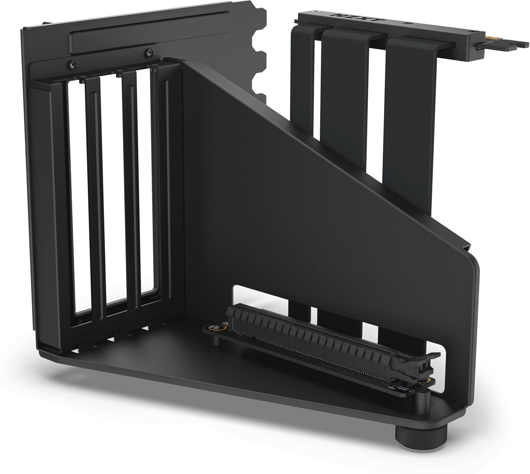 Schwarzes Metall-PC-Komponente mit vertikalen Lamellen, abgewinkelter Seite und einem Anschluss oben. Auf weißem Hintergrund.