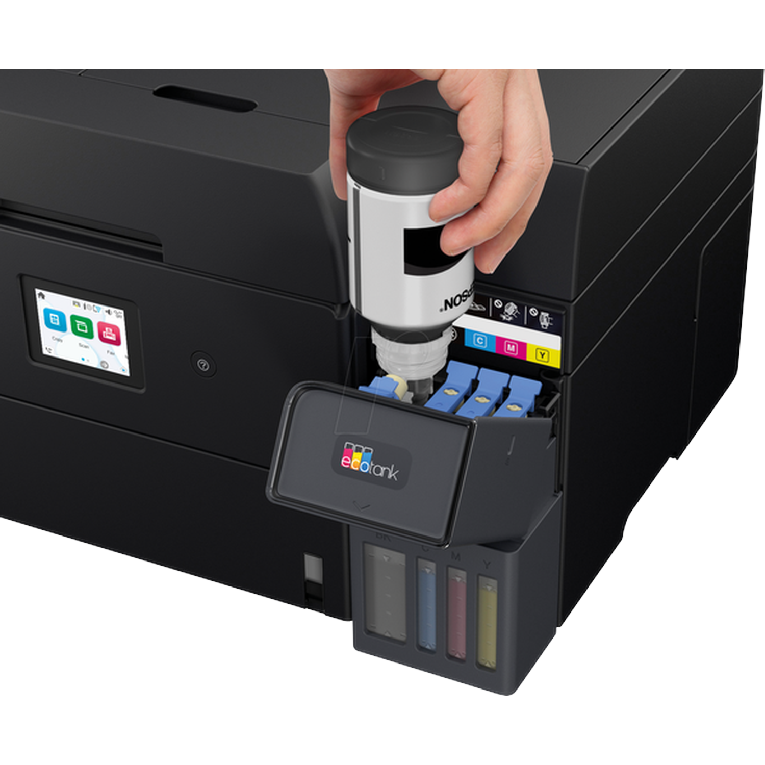 Een hand giet inkt uit een fles in een zwarte printer. De printer heeft gekleurde inkttanks met de labels C, M en Y.
