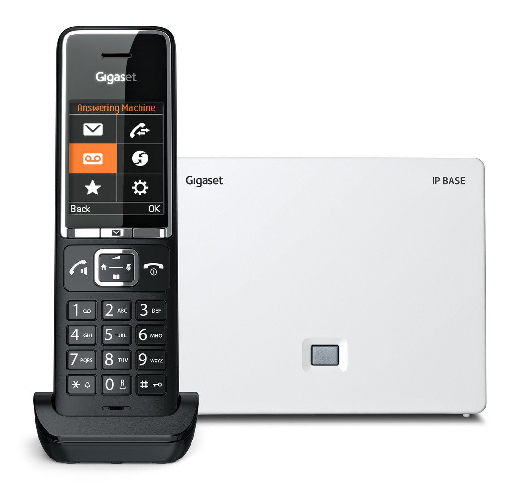 Czarny telefon Gigaset z podstawą obok białej podstawy IP. Telefon wyświetla przyciski i ikony.