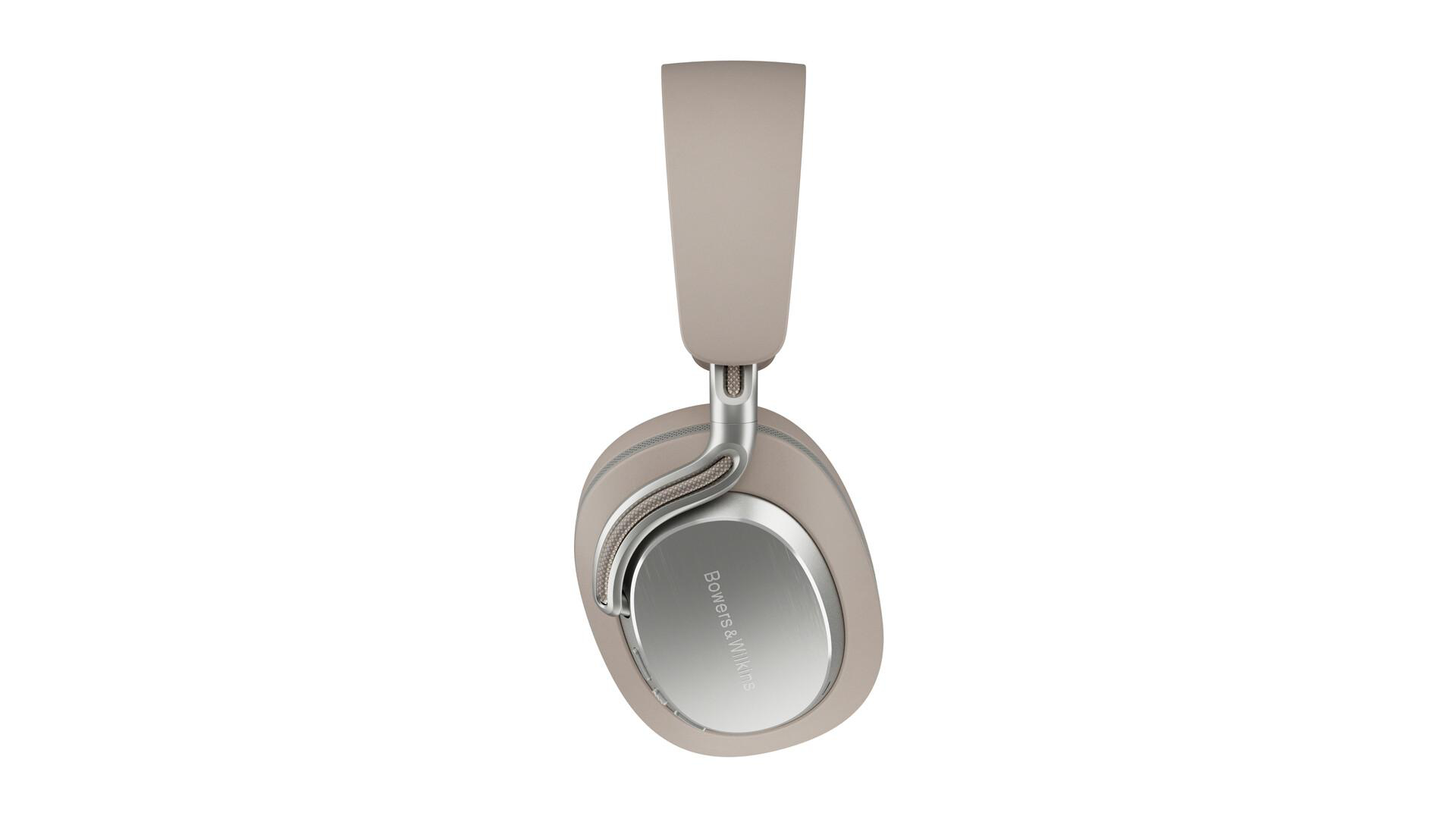 Beige Bowers & Wilkins Kopfhörer auf weißem Hintergrund. Ohrmuscheln und Kopfband sichtbar. Silberne Akzente und Logo auf der Ohrmuschel.
