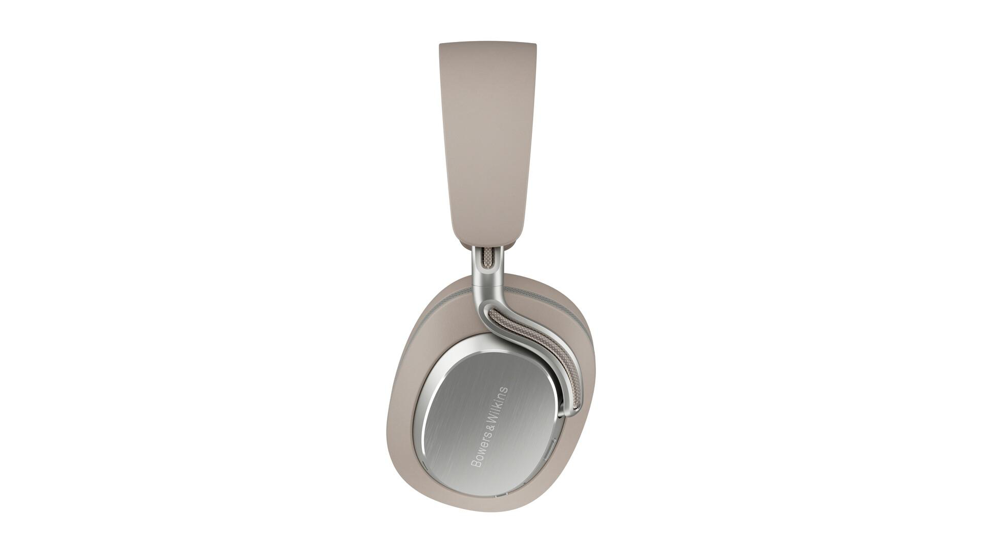Beige Bowers & Wilkins Kopfhörer. Silberne Akzente an den Ohrmuscheln. Der Markenname ist auf einem Ohrmuschel sichtbar.