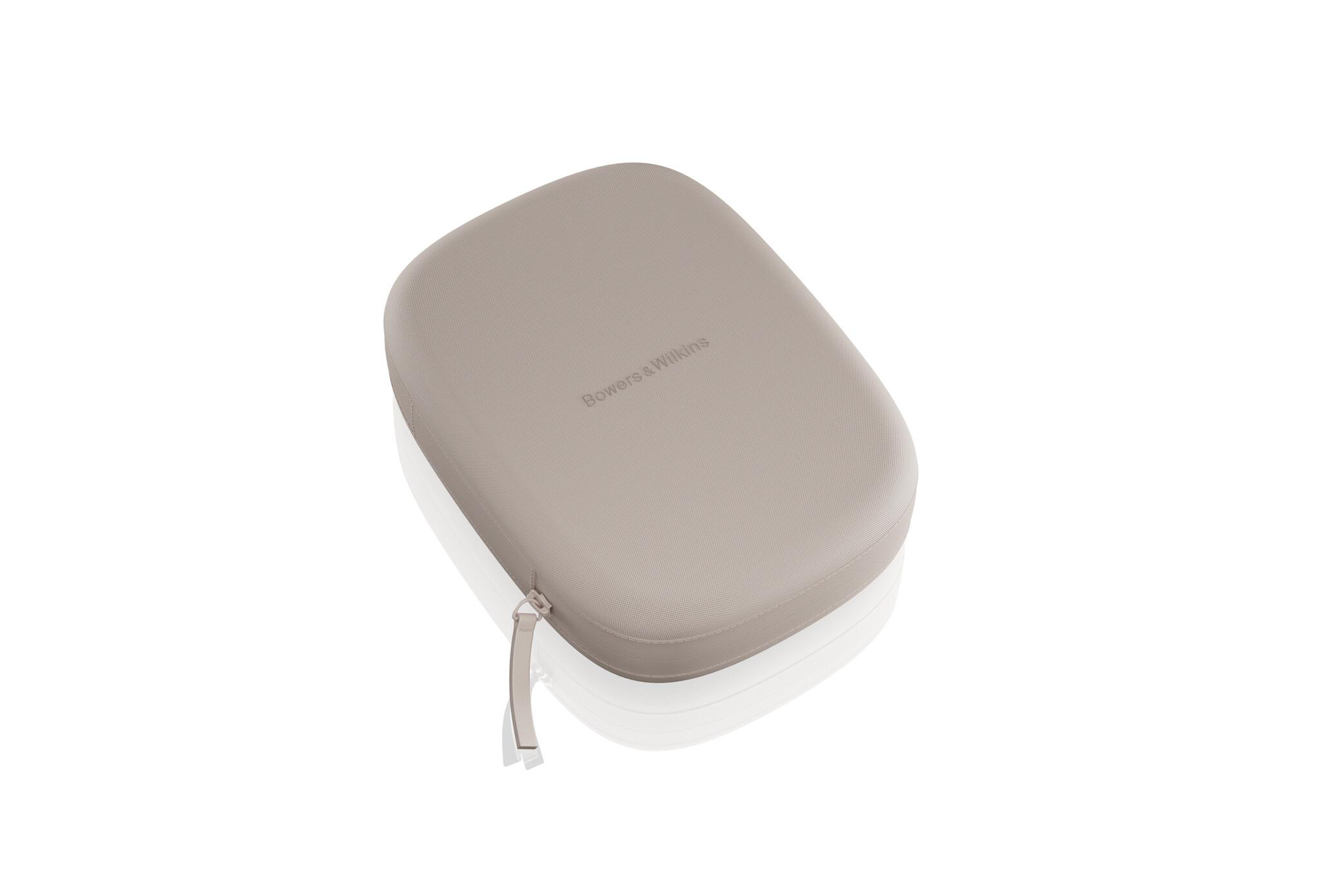 Eine beige Bowers & Wilkins Hülle auf weißem Hintergrund. Die Hülle ist oval und hat einen Reißverschluss und den Markennamen.