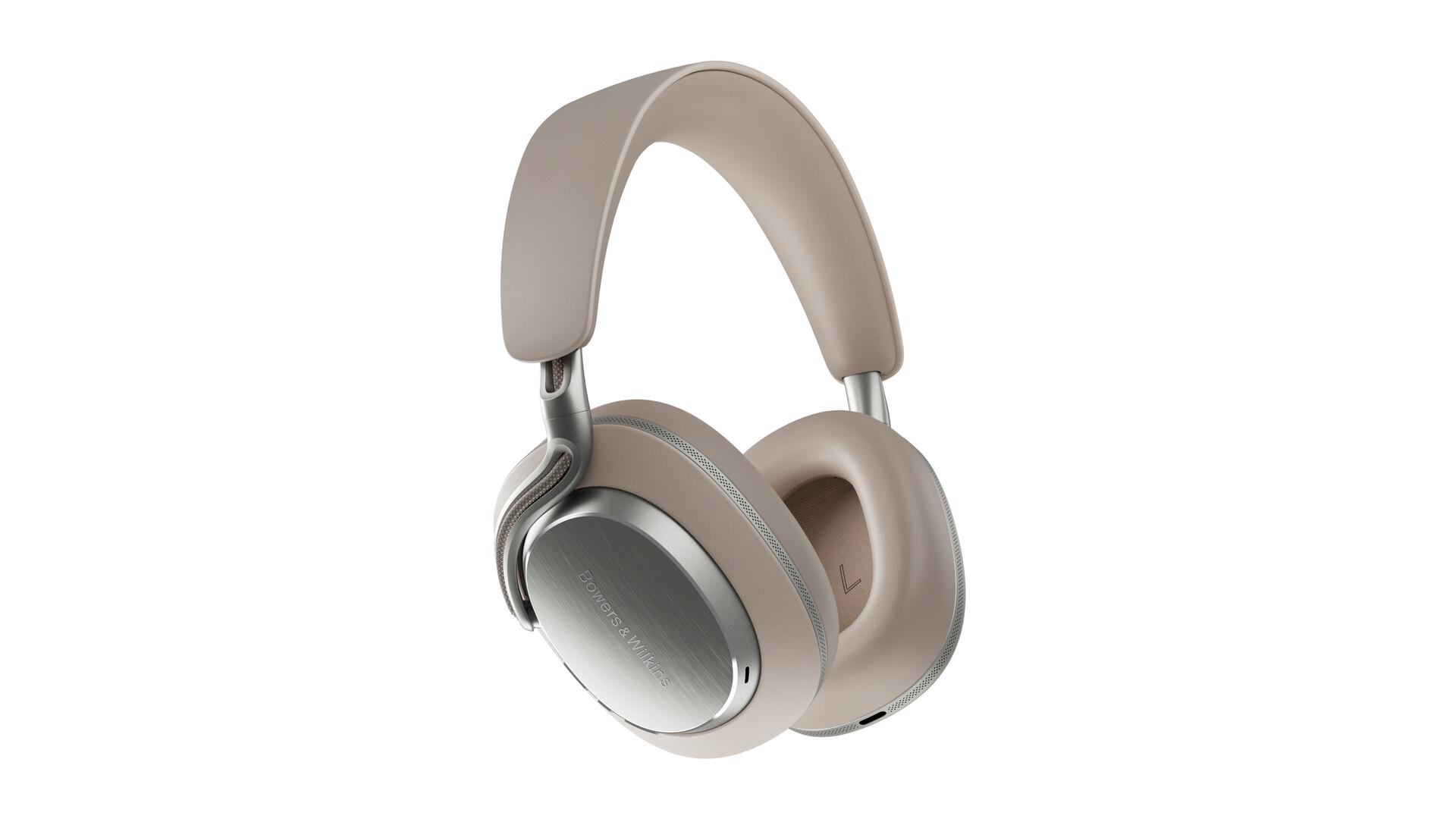 Beige Kopfhörer mit silbernen Akzenten und Ohrmuscheln. Bowers & Wilkins Logo sichtbar. Der Hintergrund ist weiß.