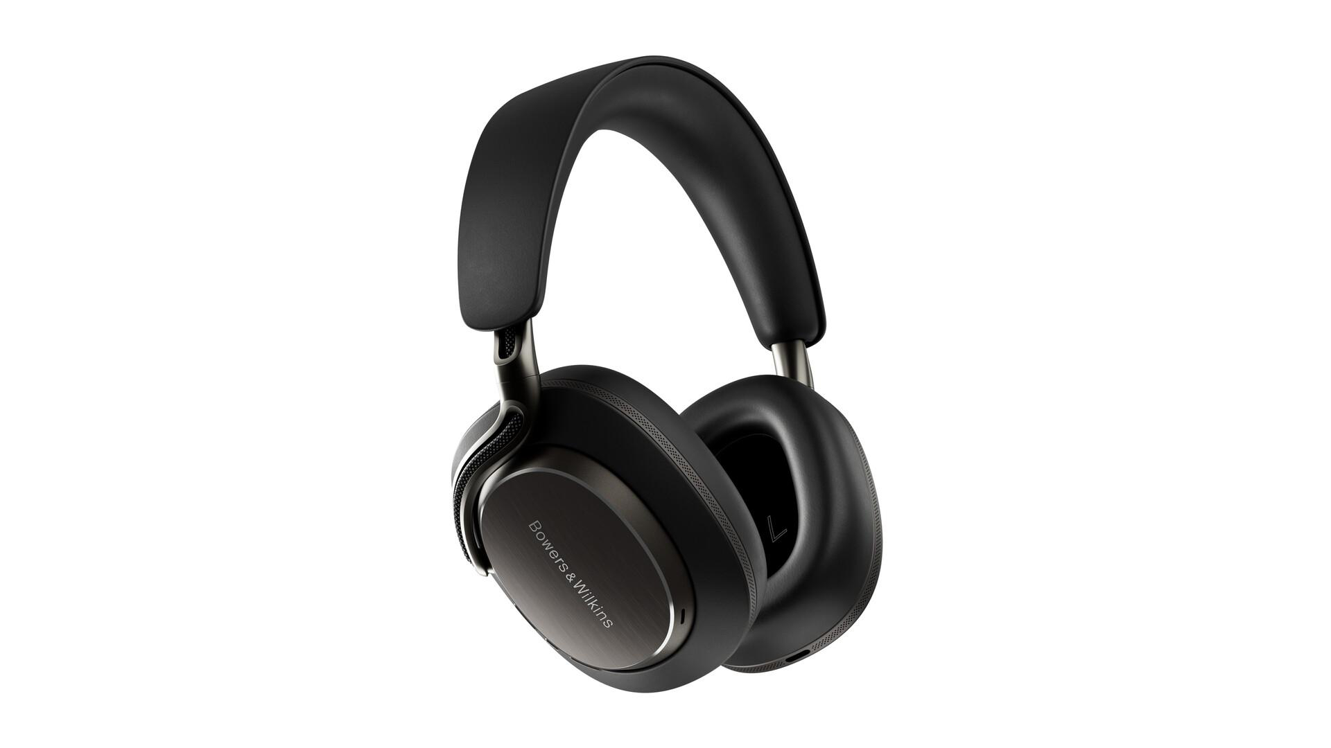Schwarze Bowers & Wilkins Kopfhörer, leicht angewinkelt, mit silbernem Band und schwarzem Leder-Kopfbügel auf weißem Hintergrund.